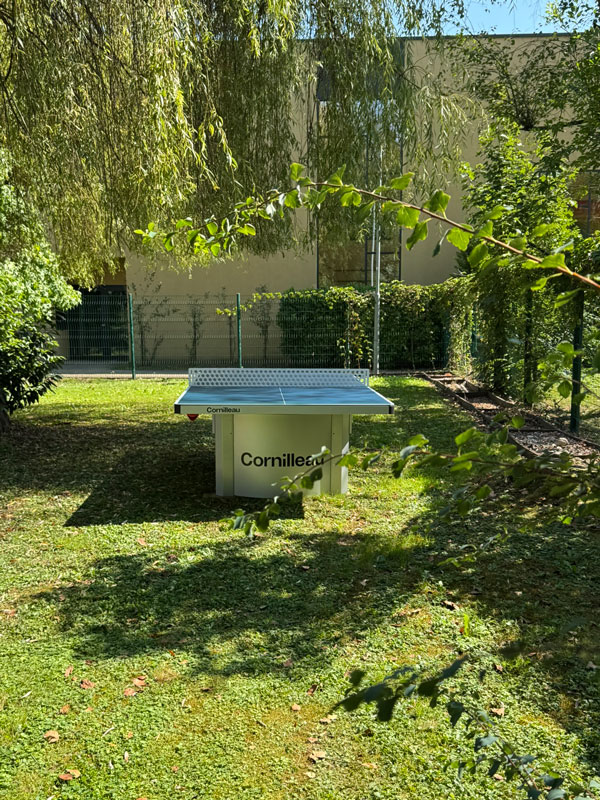 Cornilleau zunanja miza Campus